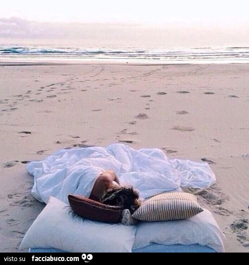 ragazza che dorme in spiaggia